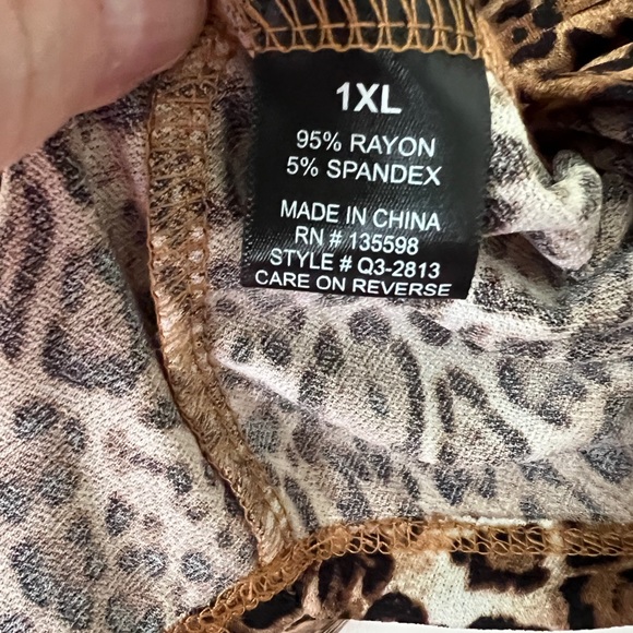 WOMENS LEOPARD PRINT TOP WITH BUTTON SLEEVES AND V NECK SIZE 1XL - Picture 4 of 5
